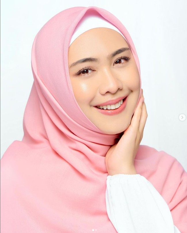 Dalam ceramahnya, Oki menceritakan tentang seorang suami yang hatinya luluh karena istrinya menyimpan aibnya. Aib itu adalah saat sang suami menampar istrinya.“Jadi nggak perlu menceritakan aib yang sekiranya membuat menjelek-jelekkan pasangan kita sendiri,” demikian kata Oki. Foto: Dok. Instagram @okisetianadewi.