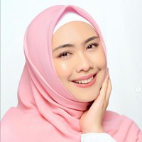 Dalam ceramahnya, Oki menceritakan tentang seorang suami yang hatinya luluh karena istrinya menyimpan aibnya. Aib itu adalah saat sang suami menampar istrinya.“Jadi nggak perlu menceritakan aib yang sekiranya membuat menjelek-jelekkan pasangan kita sendiri,” demikian kata Oki. Foto: Dok. Instagram @okisetianadewi.