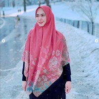 Gaya hijab istri Ory Vitro itu kerap menjadi inspirasi bagi muslimah Tanah Air. Oky menyukai warna pastel dan hijab segi empat motif. Seperti dalam foto ini, ia memakai hijab segi empat motif yang dibiarkan ke depan dan hanya memakai inner dan satu jarum pentul di bawah dagu. Oki memadukan hijab dengan gamis warna hitam. Foto: Dok. Instagram @okisetianadewi.