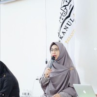 Isi ceramah dalam video yang diberikan pihak Oki Setiana Dewi lebih panjang dari video yang viral dan tersebar di media sosial. Pada video tersebut terlihat kakak Ria Ricis itu menceritakan soal sikap seorang perempuan yang selalu memperlihatkan kondisi rumah tangganya baik-baik saja, meski kenyataannya berbeda. Foto: Dok. Instagram @okisetianadewi.