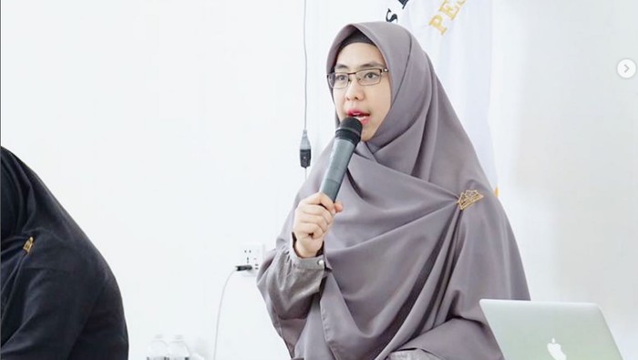 Gaya Hijab Oki Setiana Dewi.