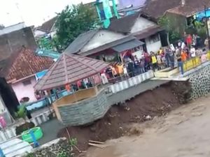 Detik-detik Tembok Penahan Tebing Sungai Ciloseh Ambrol Terbawa Arus