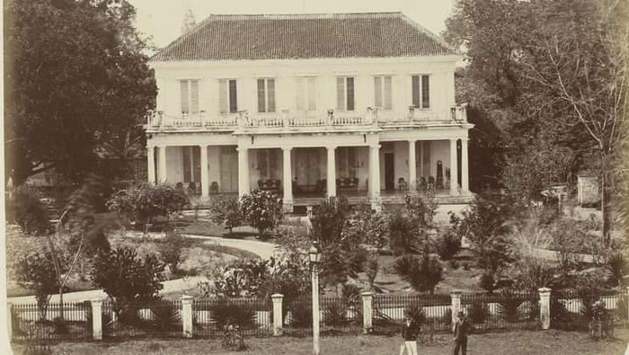 Pegiat sejarah Surabaya Kuncarsono Prasetya mengatakan, dengan penyerahan itu, maka sejarah kolonialisme VOC Belanda resmi dimulai dan kokoh di Kota Pahlawan. Menurutnya, salah satu jejak simbol kolonialisme awal yang masih berdiri hingga kini yakni Gedung Negara Grahadi.