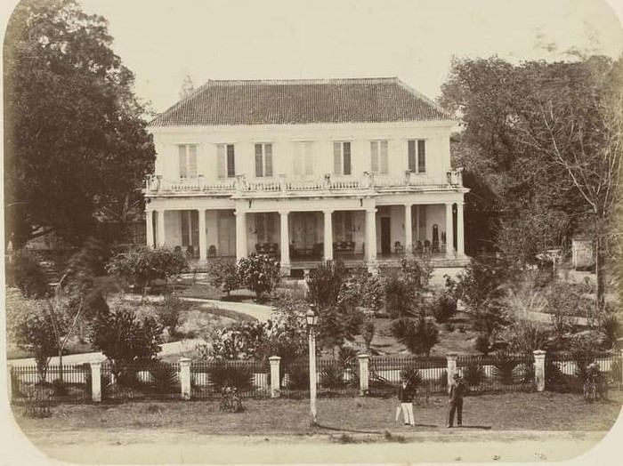 Pegiat sejarah Surabaya Kuncarsono Prasetya mengatakan, dengan penyerahan itu, maka sejarah kolonialisme VOC Belanda resmi dimulai dan kokoh di Kota Pahlawan. Menurutnya, salah satu jejak simbol kolonialisme awal yang masih berdiri hingga kini yakni Gedung Negara Grahadi.