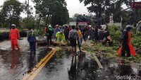 Kejadian ini membuat lalu lintas di Jalan Sunandar Priyo Sudarmo, Kota Malang, terputus.