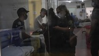 Setidaknya selusin orang telah ditangkap pihak kepolisian terkait pengedaran kokain oplosan yang menewaskan 17 orang ini.
