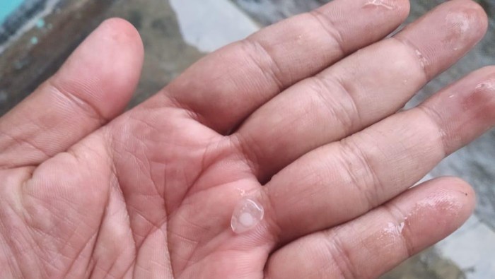 Hujan es sebesar biji jagung di Mlati, Sleman, Rabu (3/2/2022)