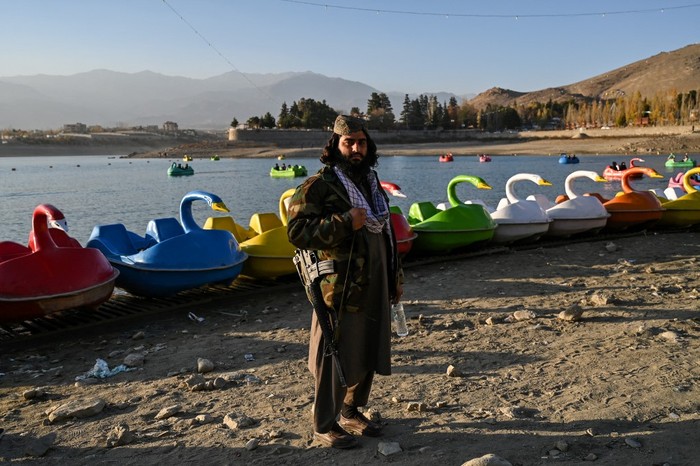In this picture taken on November 19, 2021 a Taliban fighter looks at the camera as he visits the Qargha Lake on the outskirts of Kabul. (Photo by Hector RETAMAL / AFP)