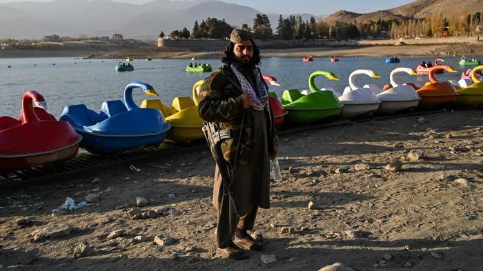 In this picture taken on November 19, 2021 a Taliban fighter looks at the camera as he visits the Qargha Lake on the outskirts of Kabul. (Photo by Hector RETAMAL / AFP)