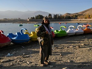 Petempur Taliban Dilarang Bawa Senjata Saat Pelesiran ke Taman Hiburan