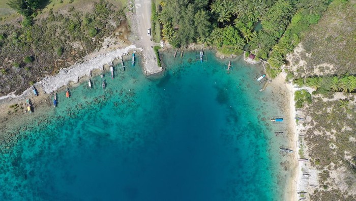 Foto udara terlihat kawasan objek wisata pantai ganting di Desa Kuala Makmur, Simeulue Timur, Simeulue, Aceh. Kamis (3/2/2022). Kabupaten terluar pulau Simeulue Provinsi Aceh memiliki puluhan objek wisata berupa pantai di pulau-pulau yang ramai dikunjungi wisatawan lokal maupun mancanegara untuk berlibur. ANTARA FOTO/Syifa Yulinnas/foc.