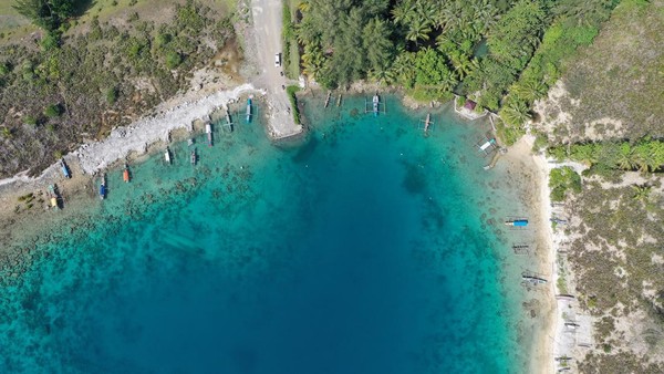Foto udara terlihat kawasan objek wisata pantai ganting di Desa Kuala Makmur, Simeulue Timur, Simeulue, Aceh. Kamis (3/2/2022).