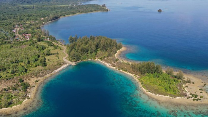 Indah Banget! Potret Udara Pantai di Pulau Simeulue Foto udara terlihat kawasan objek wisata pantai ganting di Desa Kuala Makmur, Simeulue Timur, Simeulue, Aceh. Kamis (3/2/2022). Kabupaten terluar pulau Simeulue Provinsi Aceh memiliki puluhan objek wisata berupa pantai di pulau-pulau yang ramai dikunjungi wisatawan lokal maupun mancanegara untuk berlibur. ANTARA FOTO/Syifa Yulinnas/foc.