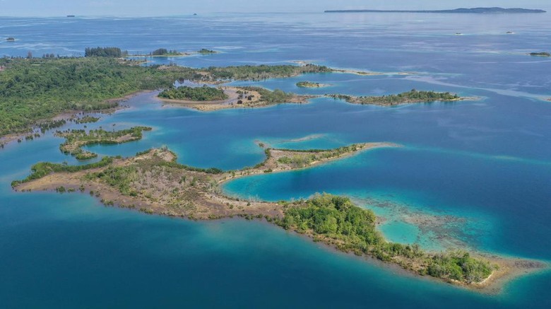 Foto udara terlihat kawasan objek wisata pantai pinang sori di Kecamatan Simeulue Timur, Simeulue, Aceh. Kamis (3/2/2022). Kabupaten terluar pulau Simeulue Provinsi Aceh memiliki puluhan objek wisata berupa pantai di pulau-pulau yang ramai dikunjungi wisatawan lokal maupun mancanegara untuk berlibur. ANTARA FOTO/Syifa Yulinnas/foc.