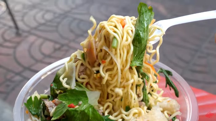 Penjual di Bangkok Tawarkan Menu Indomie Goreng Bumbu Thailand yang Unik