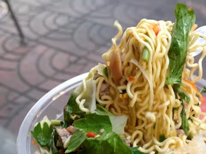Kreasi Indomie Goreng Bumbu Thailand yang Hits di Bangkok