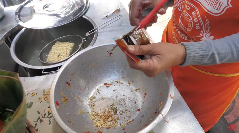 Penjual di Bangkok Tawarkan Menu Indomie Goreng Bumbu Thailand yang Unik