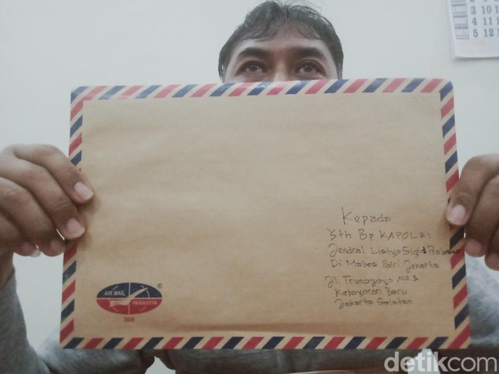 Ivan menunjukkan berkas surat untuk Kapolri, Kamis (3/2/2022).
