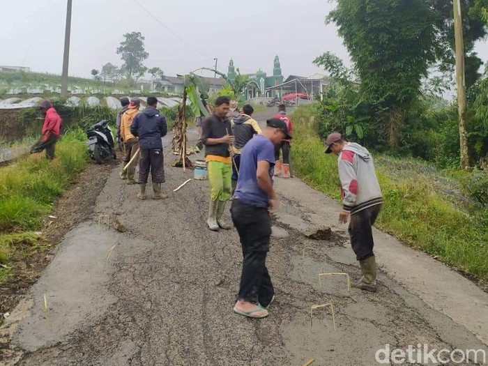 Jalur evakuasi Gunung Slamet di Kecamatan Karangreja Purbalingga rusak parah, Kamis (3/2/2022).