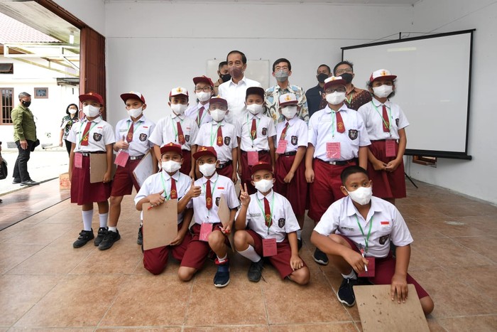 Jokowi saat bertemu dengan sejumlah siswa SD di Sumut