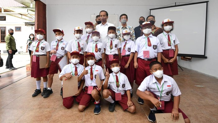 Jokowi saat bertemu dengan sejumlah siswa SD di Sumut