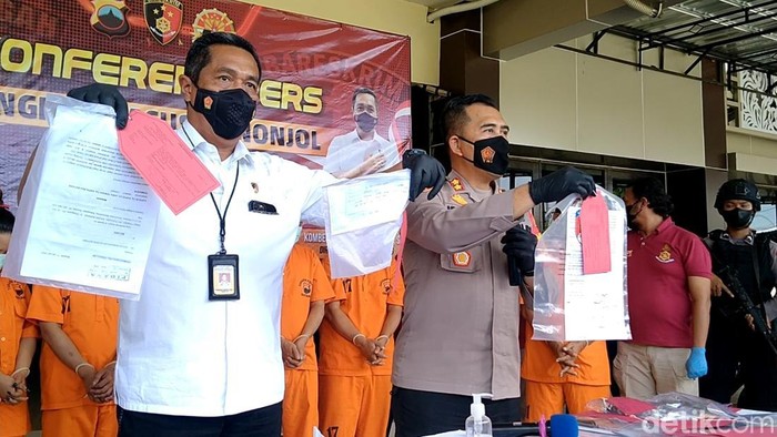 Tim Jatanras Polda Jateng merilis kasus pemerasan pengacara terhadap polisi di Polres Batang, Kamis (3/2/2022).