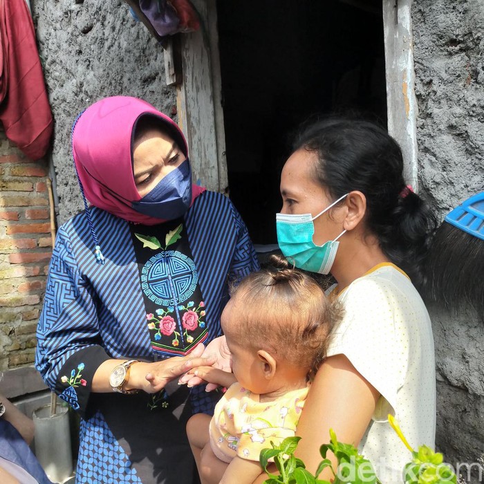 Kadinsos Surabaya Anna Fajriatin Kunjungi Keluarga Surahman