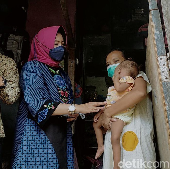 Kadinsos Surabaya Anna Fajriatin Kunjungi Keluarga Surahman
