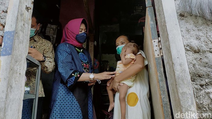 Kadinsos Surabaya Anna Fajriatin Kunjungi Keluarga Surahman