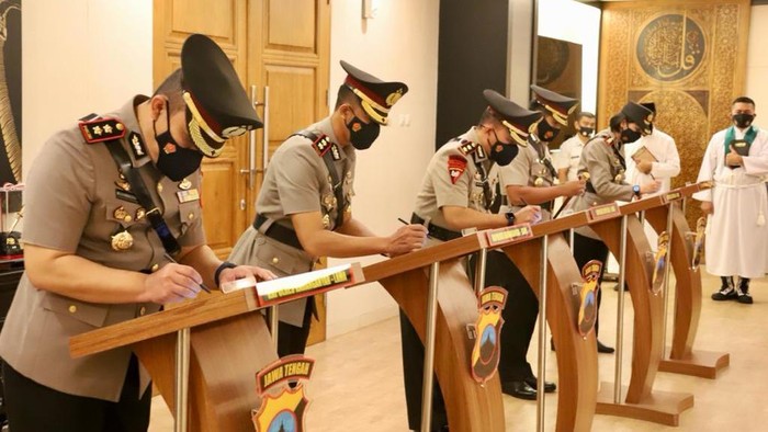 Kapolda Jawa Tengah Irjen Ahmad Luthfi merotasi tiga kapolres.