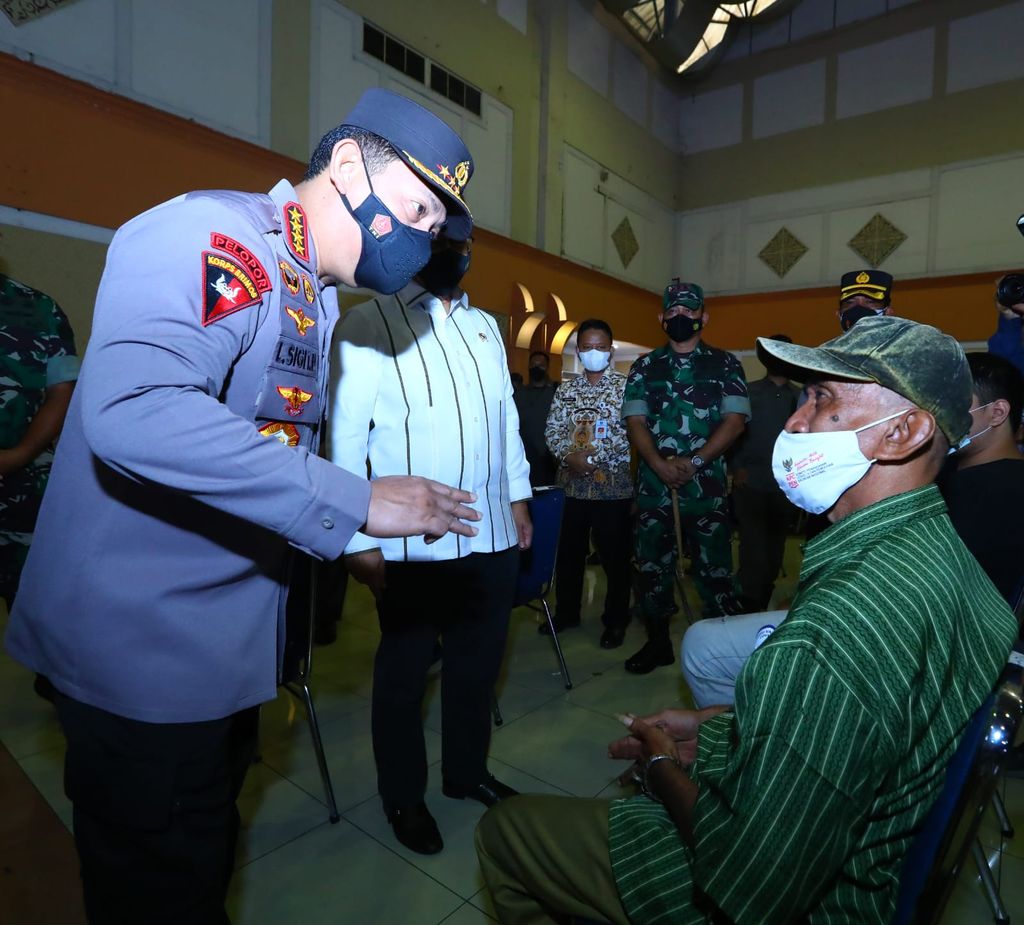 Kapolri Jenderal Listyo Sigit meninjau akselerasi vaksinasi di Depok, Jawa Barat