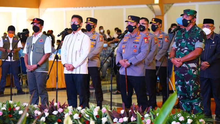 Kapolri Jenderal Listyo Sigit meninjau akselerasi vaksinasi di Depok, Jawa Barat