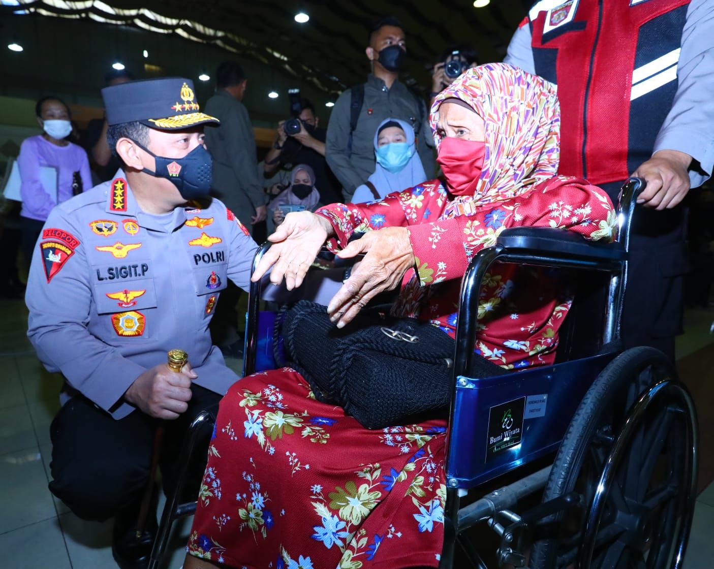 Kapolri Jenderal Listyo Sigit meninjau akselerasi vaksinasi di Depok, Jawa Barat