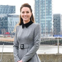 Untuk momen spesial tersebut, Kate Middleton menebar pesona dengan gaya ‘daur-ulang’ andalannya. Ia memakai kembali mini-dress abu-abu favoritnya yang dirancang oleh Catherine Walker. (Foto: Getty Images/Nicky J Sims)