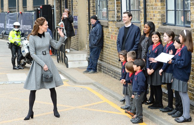 Tidak ketinggalan sepasang suede heels hitam dari Gianvito Rossi seharga 535 pound sterling atau Rp 10,4 juta. Sepatu tersebut dipasangkan dengan stocking hitam senada. (Foto: Getty Images/Nicky J Sims)