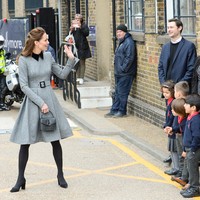 Tidak ketinggalan sepasang suede heels hitam dari Gianvito Rossi seharga 535 pound sterling atau Rp 10,4 juta. Sepatu tersebut dipasangkan dengan stocking hitam senada. (Foto: Getty Images/Nicky J Sims)