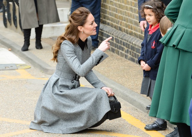 Kali ini, Kate Middleton memadukannya dengan tas Mulberry Amberley berwarna hitam. Menurut Daily Mail, tas tersebut dijual seharga 695 pound sterling atau sekitar Rp 13,5 juta. (Foto: Getty Images/Nicky J Sims)