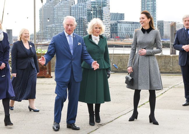 Pangeran Charles ditemani istri, Camilla Parker Bowles, dan putri menantunya, Kate Middleton, melakukan kunjungan resmi ke pusat pelatiihan budaya dan seni Trinity Buoy Wharf di London, Inggris, pada Kamis (4/2/2022).  (Foto: Getty Images/Nicky J Sims)