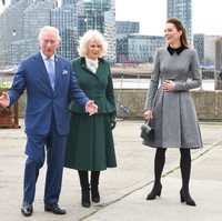 Pangeran Charles ditemani istri, Camilla Parker Bowles, dan putri menantunya, Kate Middleton, melakukan kunjungan resmi ke pusat pelatiihan budaya dan seni Trinity Buoy Wharf di London, Inggris, pada Kamis (4/2/2022).  (Foto: Getty Images/Nicky J Sims)