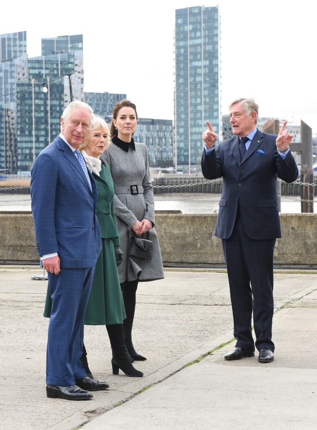 Sebelumnya, gaun tersebut pernah menemani gaya ibu tiga anak itu di beberapa kesempatan, seperti peringatan Holocaust di London pada Januari 2020, dan kunjungan ke korban kecelakaan helikopter di stadion Leicester pada 2018. (Foto: Getty Images/Nicky J Sims)