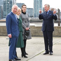 Sebelumnya, gaun tersebut pernah menemani gaya ibu tiga anak itu di beberapa kesempatan, seperti peringatan Holocaust di London pada Januari 2020, dan kunjungan ke korban kecelakaan helikopter di stadion Leicester pada 2018. (Foto: Getty Images/Nicky J Sims)