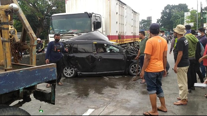 Kecelakaan yang meibatkan 6 kendaraan di Banyumanik, Semarang, Kamis (3//2022).