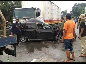 Terekam CCTV, Detik-detik Truk Tronton Hajar 5 Kendaraan di Semarang!
