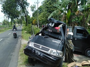 Truk Tabrak Pikap di Jombang, 1 Orang Tewas