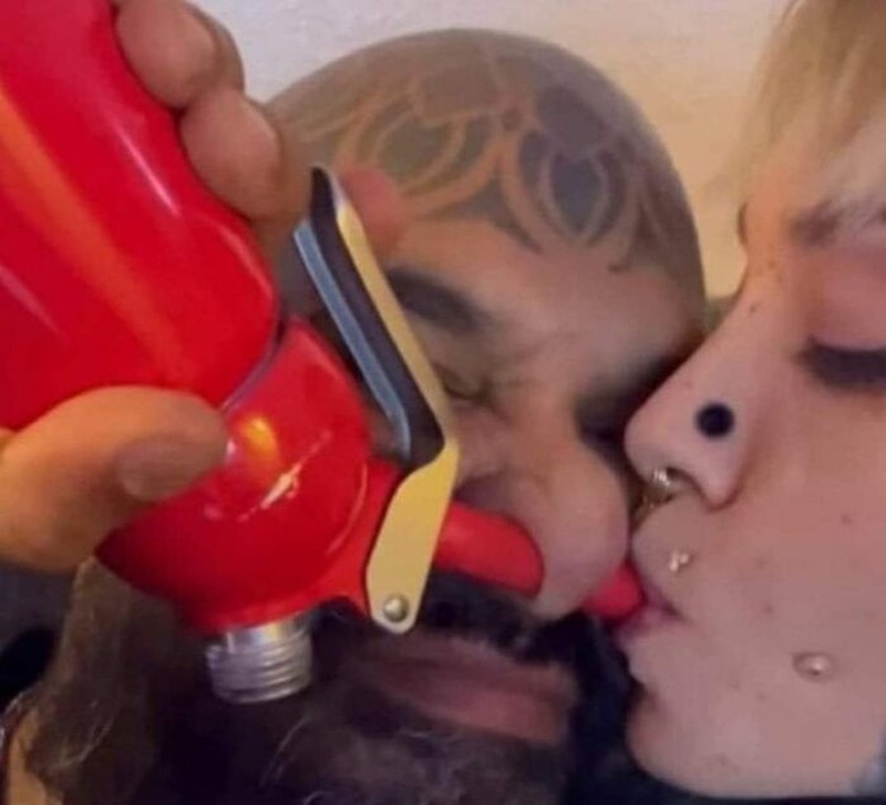 Kelakukan manusia kadang suka bikin ketawa dan geleng-geleng kepala. Seperti beberapa foto ini.