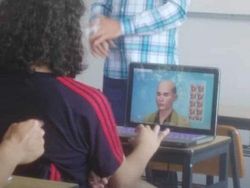 Kelakuan Absurd Manusia yang Bikin Ngakak, Kamu Gitu Juga?