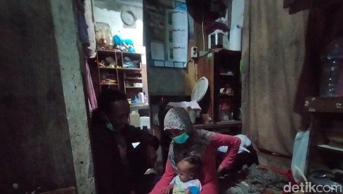 Keluarga memprihatinkan di Surabaya dengan anak berkelamin ganda