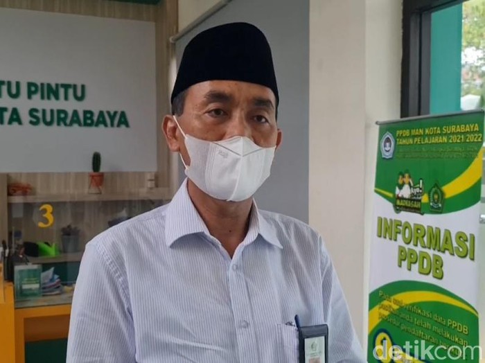 Kepala MAN Surabaya Fathurrakhman