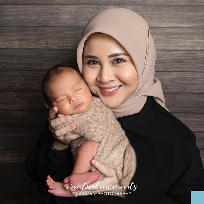 Melahirkan di tanggal cantik mirip Krisdayanti hanya saja berbeda tahun, ada artis Kesha Ratuliu. Kesha melahirkan anak pertamanya yang berjenis kelamin laki-laki pada tanggal cantik 12-12-2021. Sang bayi yang dilahirkan secara caesar dinamai Qwenzy Kalandra Putra Permana. Foto: Instagram @kesharatuliu05