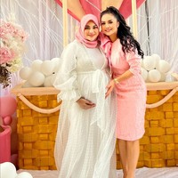 Aurel Hermansyah menggelar baby shower pada Rabu (2/02/2022). Acara tujuh bulanan sekaligus gender reveal itu bertema serba pink. Foto: Instagram/@krisdayantilemos @ashanty_ash